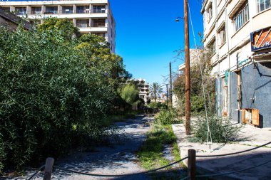 Varosha, Kuzey Kıbrıs - 1974 'teki Türk askeri müdahalesi sonrasında sakinleri tarafından terk edilmiş bir hayalet kasaba haline gelen, 1972' de inşa edilmiş bir sahil beldesi Varosha 'nın 04 Ocak 2022 Cityscape of Varosha