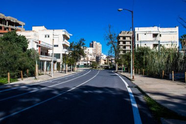 Varosha, Kuzey Kıbrıs - 1974 'teki Türk askeri müdahalesi sonrasında sakinleri tarafından terk edilmiş bir hayalet kasaba haline gelen, 1972' de inşa edilmiş bir sahil beldesi Varosha 'nın 04 Ocak 2022 Cityscape of Varosha