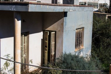 Varosha, Kuzey Kıbrıs - 1974 'teki Türk askeri müdahalesi sonrasında sakinleri tarafından terk edilmiş bir hayalet kasaba haline gelen, 1972' de inşa edilmiş bir sahil beldesi Varosha 'nın 04 Ocak 2022 Cityscape of Varosha