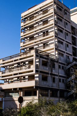 Varosha, Kuzey Kıbrıs - 1974 'teki Türk askeri müdahalesi sonrasında sakinleri tarafından terk edilmiş bir hayalet kasaba haline gelen, 1972' de inşa edilmiş bir sahil beldesi Varosha 'nın 04 Ocak 2022 Cityscape of Varosha