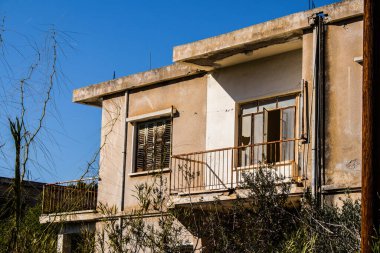 Varosha, Kuzey Kıbrıs - 1974 'teki Türk askeri müdahalesi sonrasında sakinleri tarafından terk edilmiş bir hayalet kasaba haline gelen, 1972' de inşa edilmiş bir sahil beldesi Varosha 'nın 04 Ocak 2022 Cityscape of Varosha
