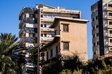 Varosha, Kuzey Kıbrıs - 1974 'teki Türk askeri müdahalesi sonrasında sakinleri tarafından terk edilmiş bir hayalet kasaba haline gelen, 1972' de inşa edilmiş bir sahil beldesi Varosha 'nın 04 Ocak 2022 Cityscape of Varosha