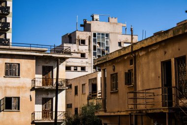 Varosha, Kuzey Kıbrıs - 1974 'teki Türk askeri müdahalesi sonrasında sakinleri tarafından terk edilmiş bir hayalet kasaba haline gelen, 1972' de inşa edilmiş bir sahil beldesi Varosha 'nın 04 Ocak 2022 Cityscape of Varosha