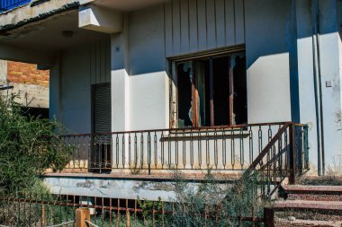 Varosha, Kuzey Kıbrıs - 1974 'teki Türk askeri müdahalesi sonrasında sakinleri tarafından terk edilmiş bir hayalet kasaba haline gelen, 1972' de inşa edilmiş bir sahil beldesi Varosha 'nın 04 Ocak 2022 Cityscape of Varosha