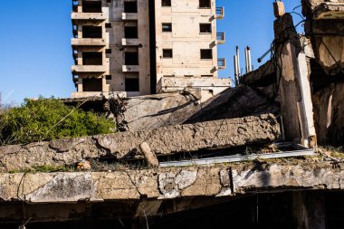 Varosha, Kuzey Kıbrıs - 1974 'teki Türk askeri müdahalesi sonrasında sakinleri tarafından terk edilmiş bir hayalet kasaba haline gelen, 1972' de inşa edilmiş bir sahil beldesi Varosha 'nın 04 Ocak 2022 Cityscape of Varosha