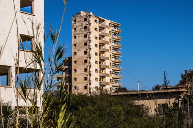 Varosha, Kuzey Kıbrıs - 1974 'teki Türk askeri müdahalesi sonrasında sakinleri tarafından terk edilmiş bir hayalet kasaba haline gelen, 1972' de inşa edilmiş bir sahil beldesi Varosha 'nın 04 Ocak 2022 Cityscape of Varosha