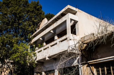 Varosha, Kuzey Kıbrıs - 1974 'teki Türk askeri müdahalesi sonrasında sakinleri tarafından terk edilmiş bir hayalet kasaba haline gelen, 1972' de inşa edilmiş bir sahil beldesi Varosha 'nın 04 Ocak 2022 Cityscape of Varosha