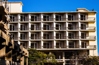 Varosha, Kuzey Kıbrıs - 1974 'teki Türk askeri müdahalesi sonrasında sakinleri tarafından terk edilmiş bir hayalet kasaba haline gelen, 1972' de inşa edilmiş bir sahil beldesi Varosha 'nın 04 Ocak 2022 Cityscape of Varosha