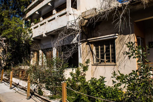 Varosha, Kuzey Kıbrıs - 1974 'teki Türk askeri müdahalesi sonrasında sakinleri tarafından terk edilmiş bir hayalet kasaba haline gelen, 1972' de inşa edilmiş bir sahil beldesi Varosha 'nın 04 Ocak 2022 Cityscape of Varosha