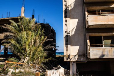 Varosha, Kuzey Kıbrıs - 1974 'teki Türk askeri müdahalesi sonrasında sakinleri tarafından terk edilmiş bir hayalet kasaba haline gelen, 1972' de inşa edilmiş bir sahil beldesi Varosha 'nın 04 Ocak 2022 Cityscape of Varosha