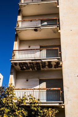Varosha, Kuzey Kıbrıs - 1974 'teki Türk askeri müdahalesi sonrasında sakinleri tarafından terk edilmiş bir hayalet kasaba haline gelen, 1972' de inşa edilmiş bir sahil beldesi Varosha 'nın 04 Ocak 2022 Cityscape of Varosha