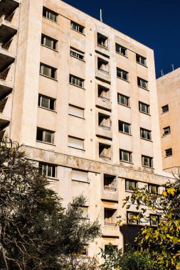 Varosha, Kuzey Kıbrıs - 1974 'teki Türk askeri müdahalesi sonrasında sakinleri tarafından terk edilmiş bir hayalet kasaba haline gelen, 1972' de inşa edilmiş bir sahil beldesi Varosha 'nın 04 Ocak 2022 Cityscape of Varosha