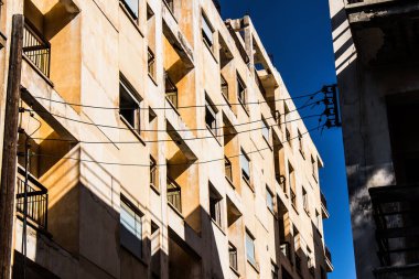 Varosha, Kuzey Kıbrıs - 1974 'teki Türk askeri müdahalesi sonrasında sakinleri tarafından terk edilmiş bir hayalet kasaba haline gelen, 1972' de inşa edilmiş bir sahil beldesi Varosha 'nın 04 Ocak 2022 Cityscape of Varosha