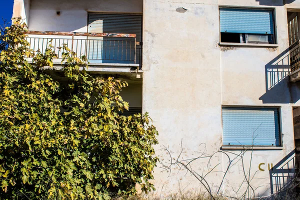 Varosha, Kuzey Kıbrıs - 1974 'teki Türk askeri müdahalesi sonrasında sakinleri tarafından terk edilmiş bir hayalet kasaba haline gelen, 1972' de inşa edilmiş bir sahil beldesi Varosha 'nın 04 Ocak 2022 Cityscape of Varosha