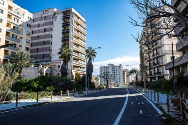 Varosha, Kuzey Kıbrıs - 06 Ocak 2022 Varosha, 1972 'de kurulan bir sahil beldesi, 1974' teki Türk askeri müdahalesi sonrasında sakinleri tarafından terk edilmiş hayalet bir kasaba haline geldi.