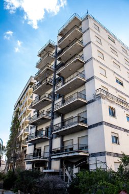 Varosha, Kuzey Kıbrıs - 06 Ocak 2022 Varosha, 1972 'de kurulan bir sahil beldesi, 1974' teki Türk askeri müdahalesi sonrasında sakinleri tarafından terk edilmiş hayalet bir kasaba haline geldi.