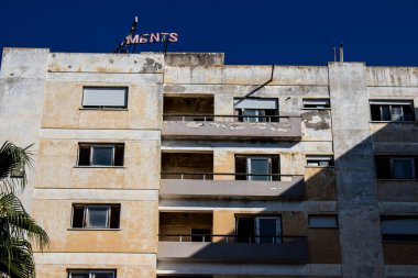 Varosha, Kuzey Kıbrıs - 06 Ocak 2022 Varosha, 1972 'de kurulan bir sahil beldesi, 1974' teki Türk askeri müdahalesi sonrasında sakinleri tarafından terk edilmiş hayalet bir kasaba haline geldi.