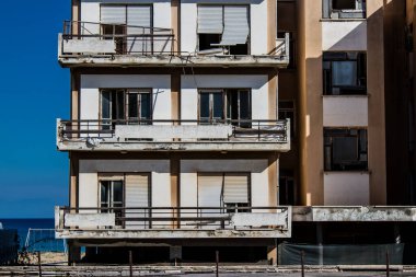 Varosha, Kuzey Kıbrıs - 06 Ocak 2022 Varosha, 1972 'de kurulan bir sahil beldesi, 1974' teki Türk askeri müdahalesi sonrasında sakinleri tarafından terk edilmiş hayalet bir kasaba haline geldi.