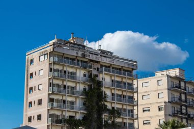 Varosha, Kuzey Kıbrıs - 06 Ocak 2022 Varosha, 1972 'de kurulan bir sahil beldesi, 1974' teki Türk askeri müdahalesi sonrasında sakinleri tarafından terk edilmiş hayalet bir kasaba haline geldi.