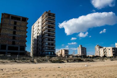 Varosha, Kuzey Kıbrıs - 06 Ocak 2022 Varosha, 1972 'de kurulan bir sahil beldesi, 1974' teki Türk askeri müdahalesi sonrasında sakinleri tarafından terk edilmiş hayalet bir kasaba haline geldi.