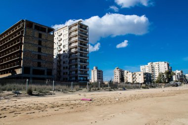 Varosha, Kuzey Kıbrıs - 06 Ocak 2022 Varosha, 1972 'de kurulan bir sahil beldesi, 1974' teki Türk askeri müdahalesi sonrasında sakinleri tarafından terk edilmiş hayalet bir kasaba haline geldi.