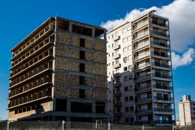 Varosha, Kuzey Kıbrıs - 06 Ocak 2022 Varosha, 1972 'de kurulan bir sahil beldesi, 1974' teki Türk askeri müdahalesi sonrasında sakinleri tarafından terk edilmiş hayalet bir kasaba haline geldi.