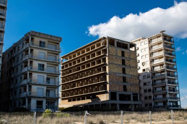 Varosha, Kuzey Kıbrıs - 06 Ocak 2022 Varosha, 1972 'de kurulan bir sahil beldesi, 1974' teki Türk askeri müdahalesi sonrasında sakinleri tarafından terk edilmiş hayalet bir kasaba haline geldi.