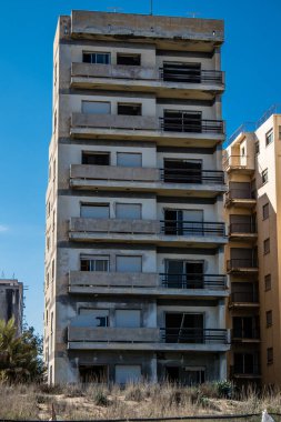 Varosha, Kuzey Kıbrıs - 06 Ocak 2022 Varosha, 1972 'de kurulan bir sahil beldesi, 1974' teki Türk askeri müdahalesi sonrasında sakinleri tarafından terk edilmiş hayalet bir kasaba haline geldi.