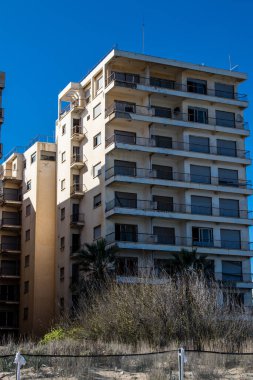 Varosha, Kuzey Kıbrıs - 06 Ocak 2022 Varosha, 1972 'de kurulan bir sahil beldesi, 1974' teki Türk askeri müdahalesi sonrasında sakinleri tarafından terk edilmiş hayalet bir kasaba haline geldi.