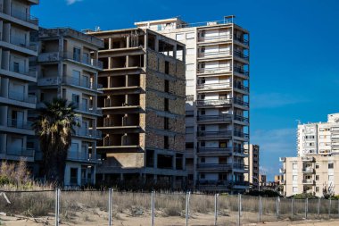 Varosha, Kuzey Kıbrıs - 06 Ocak 2022 Varosha, 1972 'de kurulan bir sahil beldesi, 1974' teki Türk askeri müdahalesi sonrasında sakinleri tarafından terk edilmiş hayalet bir kasaba haline geldi.