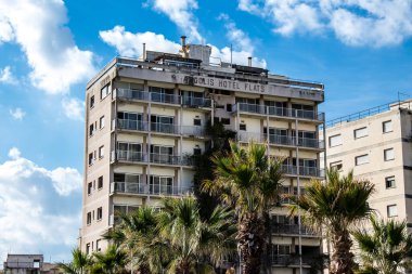 Varosha, Kuzey Kıbrıs - 06 Ocak 2022 Varosha, 1972 'de kurulan bir sahil beldesi, 1974' teki Türk askeri müdahalesi sonrasında sakinleri tarafından terk edilmiş hayalet bir kasaba haline geldi.