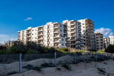 Varosha, Kuzey Kıbrıs - 06 Ocak 2022 Varosha, 1972 'de kurulan bir sahil beldesi, 1974' teki Türk askeri müdahalesi sonrasında sakinleri tarafından terk edilmiş hayalet bir kasaba haline geldi.