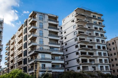 Varosha, Kuzey Kıbrıs - 06 Ocak 2022 Varosha, 1972 'de kurulan bir sahil beldesi, 1974' teki Türk askeri müdahalesi sonrasında sakinleri tarafından terk edilmiş hayalet bir kasaba haline geldi.