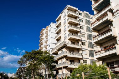 Varosha, Kuzey Kıbrıs - 06 Ocak 2022 Varosha, 1972 'de kurulan bir sahil beldesi, 1974' teki Türk askeri müdahalesi sonrasında sakinleri tarafından terk edilmiş hayalet bir kasaba haline geldi.