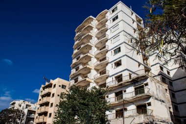 Varosha, Kuzey Kıbrıs - 06 Ocak 2022 Varosha, 1972 'de kurulan bir sahil beldesi, 1974' teki Türk askeri müdahalesi sonrasında sakinleri tarafından terk edilmiş hayalet bir kasaba haline geldi.