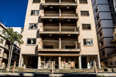 Varosha, Kuzey Kıbrıs - 06 Ocak 2022 Varosha, 1972 'de kurulan bir sahil beldesi, 1974' teki Türk askeri müdahalesi sonrasında sakinleri tarafından terk edilmiş hayalet bir kasaba haline geldi.