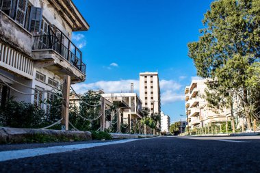 Varosha, Kuzey Kıbrıs - 06 Ocak 2022 Varosha, 1972 'de kurulan bir sahil beldesi, 1974' teki Türk askeri müdahalesi sonrasında sakinleri tarafından terk edilmiş hayalet bir kasaba haline geldi.