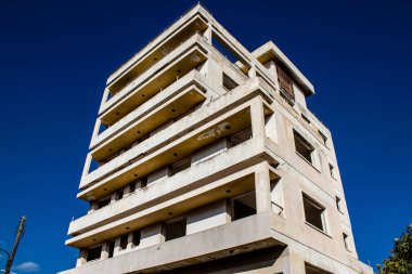 Varosha, Kuzey Kıbrıs - 06 Ocak 2022 Varosha, 1972 'de kurulan bir sahil beldesi, 1974' teki Türk askeri müdahalesi sonrasında sakinleri tarafından terk edilmiş hayalet bir kasaba haline geldi.