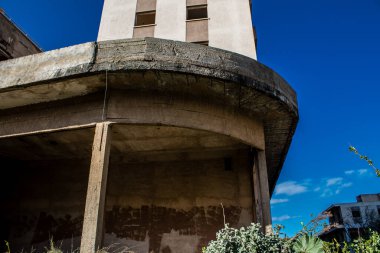 Varosha, Kuzey Kıbrıs - 06 Ocak 2022 Varosha, 1972 'de kurulan bir sahil beldesi, 1974' teki Türk askeri müdahalesi sonrasında sakinleri tarafından terk edilmiş hayalet bir kasaba haline geldi.