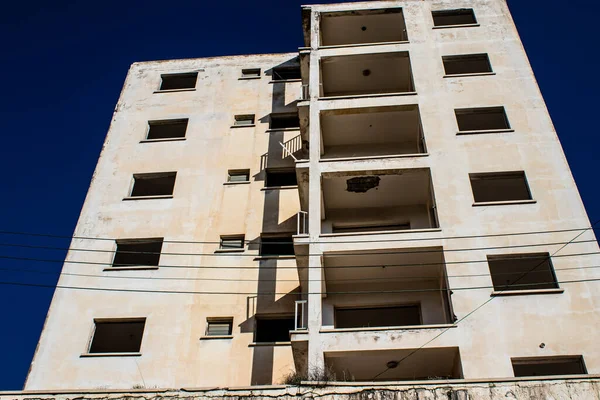 Varosha, Kuzey Kıbrıs - 06 Ocak 2022 Varosha, 1972 'de kurulan bir sahil beldesi, 1974' teki Türk askeri müdahalesi sonrasında sakinleri tarafından terk edilmiş hayalet bir kasaba haline geldi.