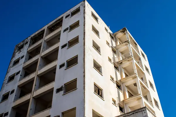 Varosha, Kuzey Kıbrıs - 06 Ocak 2022 Varosha, 1972 'de kurulan bir sahil beldesi, 1974' teki Türk askeri müdahalesi sonrasında sakinleri tarafından terk edilmiş hayalet bir kasaba haline geldi.