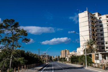 Varosha, Kuzey Kıbrıs - 06 Ocak 2022 Varosha, 1972 'de kurulan bir sahil beldesi, 1974' teki Türk askeri müdahalesi sonrasında sakinleri tarafından terk edilmiş hayalet bir kasaba haline geldi.