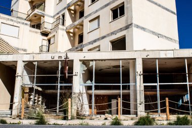 Varosha, Kuzey Kıbrıs - 06 Ocak 2022 Varosha, 1972 'de kurulan bir sahil beldesi, 1974' teki Türk askeri müdahalesi sonrasında sakinleri tarafından terk edilmiş hayalet bir kasaba haline geldi.