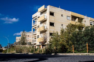 Varosha, Kuzey Kıbrıs - 06 Ocak 2022 Varosha, 1972 'de kurulan bir sahil beldesi, 1974' teki Türk askeri müdahalesi sonrasında sakinleri tarafından terk edilmiş hayalet bir kasaba haline geldi.