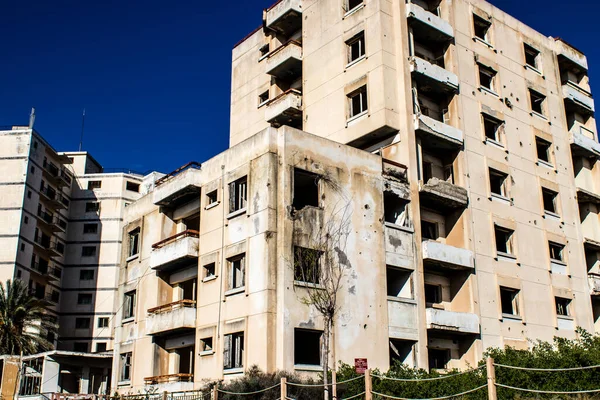 Varosha, Kuzey Kıbrıs - 06 Ocak 2022 Varosha, 1972 'de kurulan bir sahil beldesi, 1974' teki Türk askeri müdahalesi sonrasında sakinleri tarafından terk edilmiş hayalet bir kasaba haline geldi.