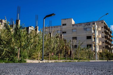Varosha, Kuzey Kıbrıs - 06 Ocak 2022 Varosha, 1972 'de kurulan bir sahil beldesi, 1974' teki Türk askeri müdahalesi sonrasında sakinleri tarafından terk edilmiş hayalet bir kasaba haline geldi.