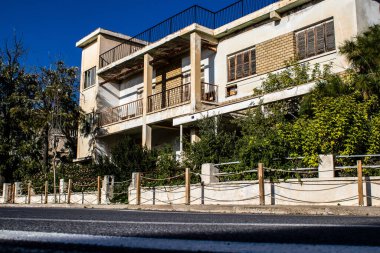 Varosha, Kuzey Kıbrıs - 06 Ocak 2022 Varosha, 1972 'de kurulan bir sahil beldesi, 1974' teki Türk askeri müdahalesi sonrasında sakinleri tarafından terk edilmiş hayalet bir kasaba haline geldi.