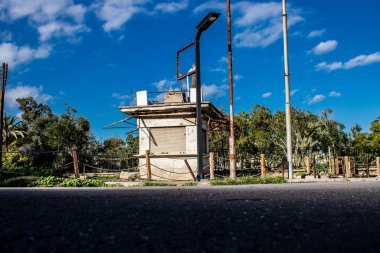 Varosha, Kuzey Kıbrıs - 06 Ocak 2022 Varosha, 1972 'de kurulan bir sahil beldesi, 1974' teki Türk askeri müdahalesi sonrasında sakinleri tarafından terk edilmiş hayalet bir kasaba haline geldi.