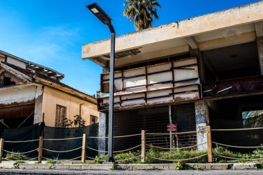 Varosha, Kuzey Kıbrıs - 06 Ocak 2022 Varosha, 1972 'de kurulan bir sahil beldesi, 1974' teki Türk askeri müdahalesi sonrasında sakinleri tarafından terk edilmiş hayalet bir kasaba haline geldi.