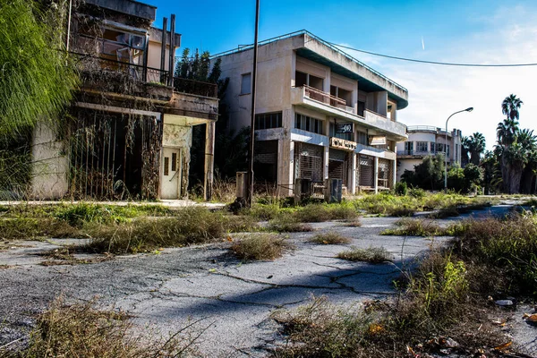 北塞浦路斯瓦罗沙 2022年1月6日瓦罗沙市风景城 1972年建成的海滨度假胜地 在土耳其于1974年进行军事干预后成为居民遗弃的鬼城 — 图库照片